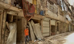 Un homme devant un bâtiment bombardé à Alep le 21 mai 2016