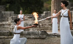 L'actrice Katerina Lechou allume la flamme olympique, le 24 octobre 2017 à Olympie