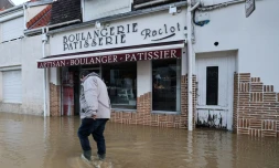 Une boulangerie dans une rue inondée de Saint-Etienne-au-Mont, dans le Pas-de-Calais, le 15 novembre 2023