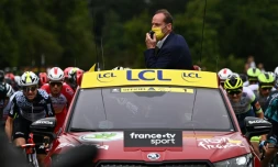 Le directeur du Tour de France Christian Prudhomme donne le départ de la première étape du 108e Tour de France entre Brest et Landerneau, le 26 juin 2021