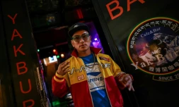 Le rappeur tibétain MC Tenzin dans un bar à Lhassa le 1er juin 2021 