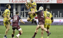 Le demi de mĂȘlĂ©e de Clermont, Morgan Parra (c), attrape le ballon lors du match de Top 14 Ă domicile face Ă Bordeaux-BĂšgles, le 30 janvier 2021