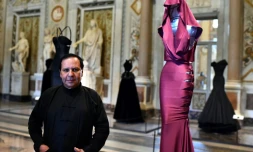 Le couturier franco-tunisien Azzedine Alaïa pose à côté d'une de ses créations à Rome, le 10 juillet 2015