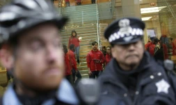 Un policier bloque l'entrée d'un magasin à Chicago, le 24 décembre 2015 lors d'une manifestation contre les violences policières