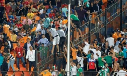 Des supporters s'affrontent au stade international du Caire lors de la demi-finale de Coupe d'Afrique des Nations entre l'Algérie et le Nigeria (2-1), le 14 juillet 2019