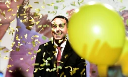 Le dirigeant du Mouvement 5 étoiles (M5S), Luigi Di Maio, célèbre avec ses partisans la victoire du mouvement aux élections législatives italiennes, le 6 mars 2018 dans sa ville de Pomigliano d'Arco
