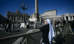 Une nonne se tient Place Saint-Pierre alors que le pape François, atteint d'une bronchite, n'a pas dirigé la prière hebdomadaire de l'Angélus après la messe, le 16 février 2025 au Vatican
