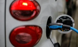 Véhicule électrique en charge dans une station service à Berlin, le 28 février 2021