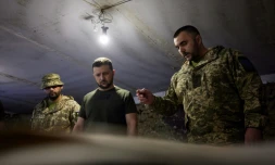 Le président ukrainien Volodymyr Zelensky (C), sur une ligne de front près de Zaporijjia, photo prise et diffusée le 5 juin 2022 par la présidence ukrainienne