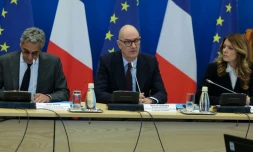 Le ministre de l'Économie et des Finances, Roland Lescure (c), le ministre du Commerce, Serge Papin (g) et la porte-parole du gouvernement, Maud Bregeon lors d'une réunion avec des distributeurs de carburants à Bercy, le 12 mars 2026 à Paris