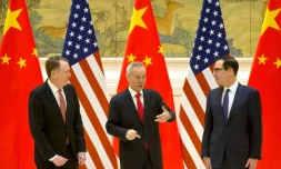 Le représentant américain pour le commerce Robert Lighthizer (G), le vice-Premier ministre chinois Liu He et le secrétaire au Trésor américain Steven Mnuchin, avant le début des négociations commerciales, à Pékin, le 14 février 2019