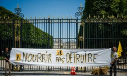 Mobilisation contre la loi Duplomb, devant le Sénat, à Paris, le 30 juin 2025
