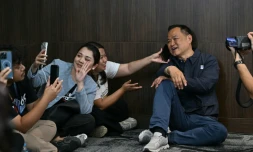 Le Premier ministre thaïlandais Anutin Charnvirakul parle à des journalistes, le 8 février 2026 à Bangkok