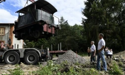 L'Américain Gregory Marshall (g) et Grégory Godessart, le gérant, suivent l'arrivée d'une locomotive à vapeur de 1910 dans l'ancienne gare de Dracy-Sain-Loup, le 11 juillet 2017 en Saône-et-Loire