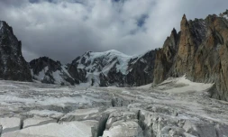 Vue aérienne des crevasses de la Vallée Blanche, le Mont-Blanc en arriÚre-plan et le Grand Capucin à droite, à Chamonix