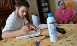 Un bénévole du CCAS visite des résidents âgés alors qu'une vague de chaleur à Marseille où les températures atteignent 32 degrés, le 3 août 2017