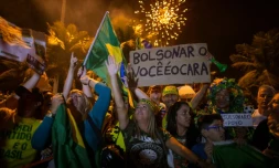 Des partisans du candidat d'extrême droite célèbrent la victoire de Jair Bolsonaro à la présidentielle à Rio de Janeiro le 28 octobre 2018