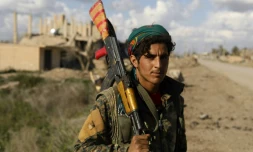 Photo prise le 18 février 2019 dans le village de Baghouz, dans l'est de la Syrie, montrant un combattant des Forces démocratiques syriennes (FDS)