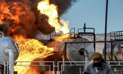 Un incendie fait rage dans l'installation pétroliÚre de Zarba à al-Qahtaniyah, dans le nord-est de la Syrie, prÚs de la frontiÚre turque, le 5 octobre 2023