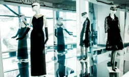 Une robe noire créée par Hubert de Givenchy et  portée par Audrey Hepburn dans le film "Petit déjeuner chez Tiffany" (g) exposée à Calais, le 15 juin 2017