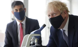 Le Premier ministre britannique Boris Johnson (d) et son ministre des Finances Rishi Sunak à Londres, le 29 avril 2021