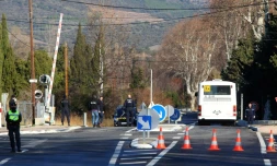 Des enquêteurs et des gendarmes sont sur le site de l'accident entre un bus scolaire et un TER à Millas, le 19 décembre 2017