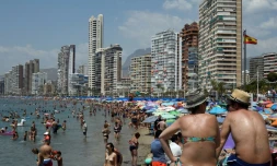 Baigneurs sur une plage de la ville espagnole de Benidorm (est), le 5 août 2018