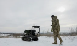 Un militaire ukrainien de la 30e brigade mécanisée indépendante prépare un véhicule terrestre robotisé sans pilote armé d'un lance-grenades Mk 19 pour un test dans un lieu non divulgué de la région de Donetsk le 27 janvier 2026.