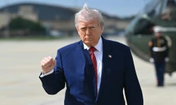 Le président américain Donald Trump à la base Andrews, dans le Maryland, avant d'embarquer à bord d'Air Force One à destination du New Jersey, le 23 mai 2025