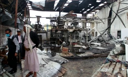 Décombres après un raid aérien mené par la coalition arabe, le 9 août 2016 sur Sanaa