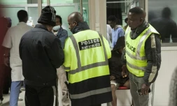 Des policiers dans un hôpital d'Antananarivo, au Madagascar, le 26 juin 2016
