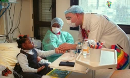 L'hôpital parisien Robert Debré, accompagne l'hospitalisation des enfants depuis plusieurs années, ici l'intervention d'un commédien "le Dr Rêve" le 31 janvier 2002