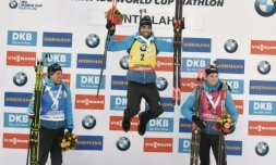 Le Français Martin Fourcade et ses compatriotes Quentin Fillon-Maillet et Emilien Jacquelin, sur le podium après sa victoire dans la poursuite de Kontiolahti, la dernière course de sa carrière, le 14 mars 2020