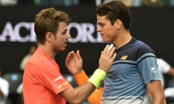 Le Canadien Milos Raonic (d) congratule le Suisse Stan Wawrinka, éliminé en 8e de finale de l'Open d'Australie, le 25 janvier 2016 à Melbourne