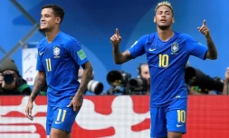 Coutinho (à g.) et Neymar célèbrent le premier but brésilien face au Costa Rica dans leur match du Mondial en Russie, le 22 juin 2018 à Saint-Pétersbourg 