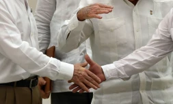 Gros plan sur la poignée de mains entre le président colombien Juan Manuel Santos et le chef des FARC Timoleon Jimenez, alias Timochenko, le 23 septembre 2015 à La Havane 