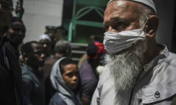 Un fidèle musulman portant un masque de protection artisanal quitte la mosquée de la 23e rue dans le quartier de Mayfair, à Johannesburg, le 20 mars 2020.
