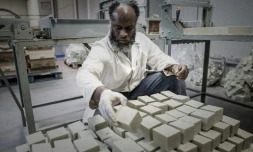 Un employé de l'entreprise Alepia manipule des savons d'Alep à Santeny, près de Paris, le 19 décembre 2016