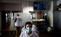 Un membre du personnel soignant répond aux appels d'urgence à l'hôpital Edouard Herriot à Lyon, le 19 mars 2020