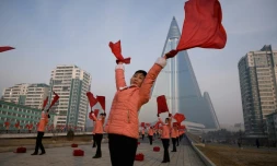 Des Nord-Coréennes effectuent des chorégraphies chaque matin dans le but d'inciter les passants à faire davantage d'efforts au travail, ici le 9 mars 2019 à Pyongyang