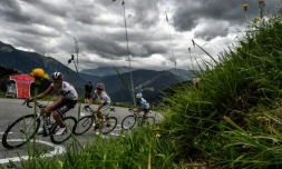 Le Colombien Jarlinson Pantano (g) devance le meilleur grimpeur du Tour, le Polonais Rafal Majka, dans une montée lors de la 19e étape Albertville-Saint-Gervais Mont Blanc, le 22 juillet 2016