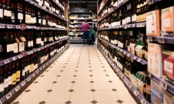Le rayon alcools d'un supermarché à Issy-les-Moulineaux, près de Paris, le 16 mai 2025