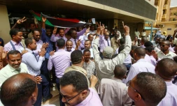 Des employés de banque soudanais manifestent devant leur établissement, dans le cadre d'un mouvement de grÚve générale, le 28 mai 2019 à Khartoum