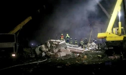 Photo diffusée par les services d'urgences ukrainiens le 3 juin 2023 de sauveteurs dans les décombres d'un immeuble résidentiel touché par une frappe aérienne russe à Dnipro, en Ukraine