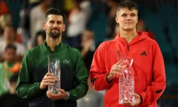 Le Serbe Novak Djokovic (g.) et le Tchèque Jakub Mensik posent avec leurs trophées après la finale du Masters 1000 de Miami, à Miami Gardens, le 30 mars 2025