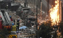 Des pompiers à proximité d'un immeuble détruit par une explosion à Madrid le 20 janvier 2021