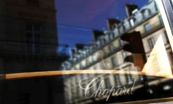 Des immeubles parisiens reflĂštent sur l'une des vitrines d'une boutique Chopard, Place VendĂŽme Ă Paris, le 30 mai 2009