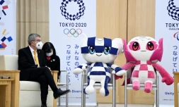 Le président du Comité international olympique (CIO), Thomas Bach, assis à cÎté des mascottes des Jeux olympiques et paralympiques de Tokyo-2020, reportés en 2021, le 16 novembre 2020 à Tokyo