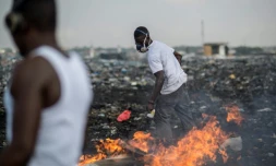 Des hommes fouillent les détruits pour en extraire des pièces à revendre à Accra, au Ghana, le 29 novembre 2017