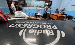 Des acteurs enregistrent un épisode du feuilleton radiophonique "Amours aux enchères" dans un studio de Radio Progreso, à La Havane, le 18 septembre 2024